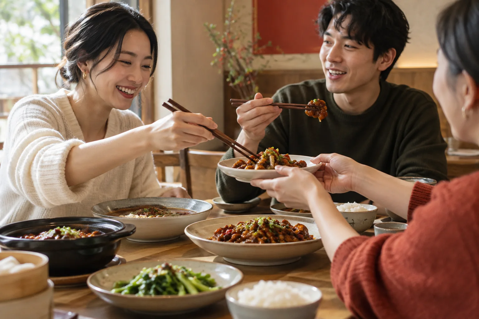 食客在餐桌旁用筷子夹取菜肴
